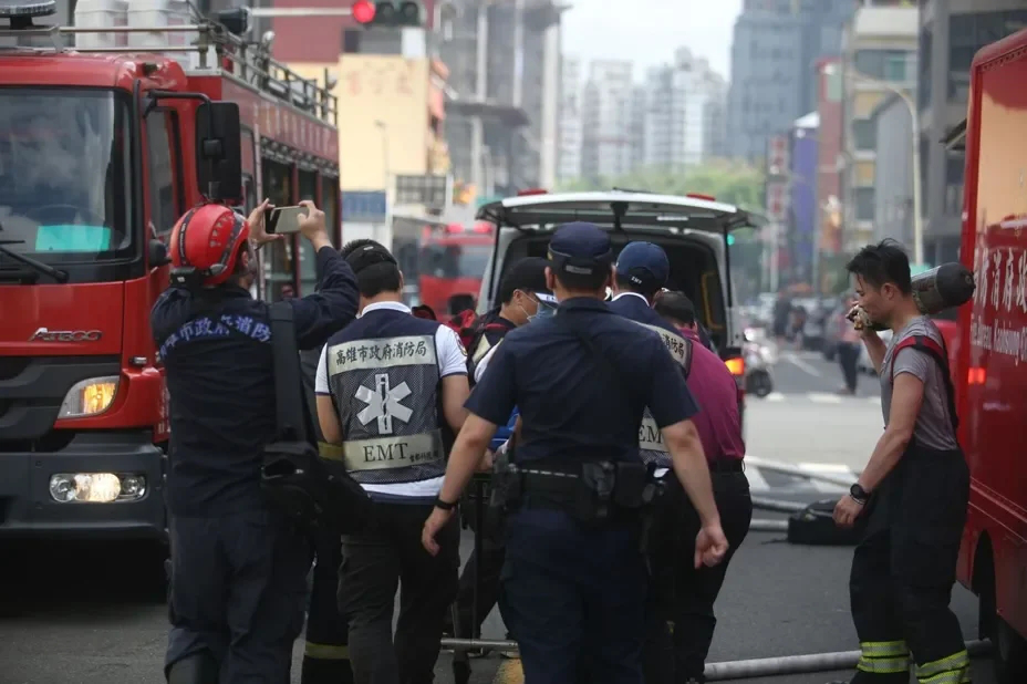 消防人員進行救援（圖源：台灣《聯合報》）