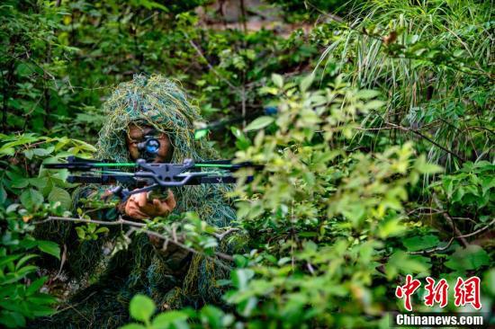 密林"隐者 武警狙击小组伪装潜伏砥砺尖刀
