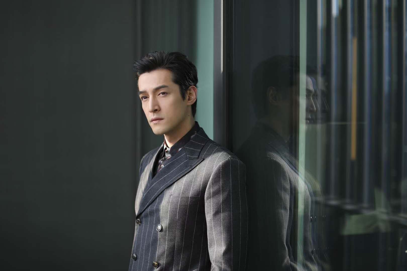 李泊文身着灰色印花西服 复古又优雅