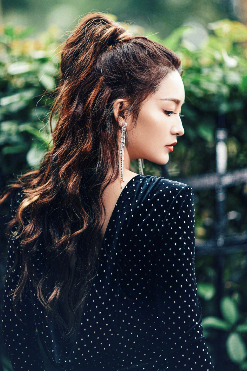 李沁黑身着露背裙长裙 更添御姐气息