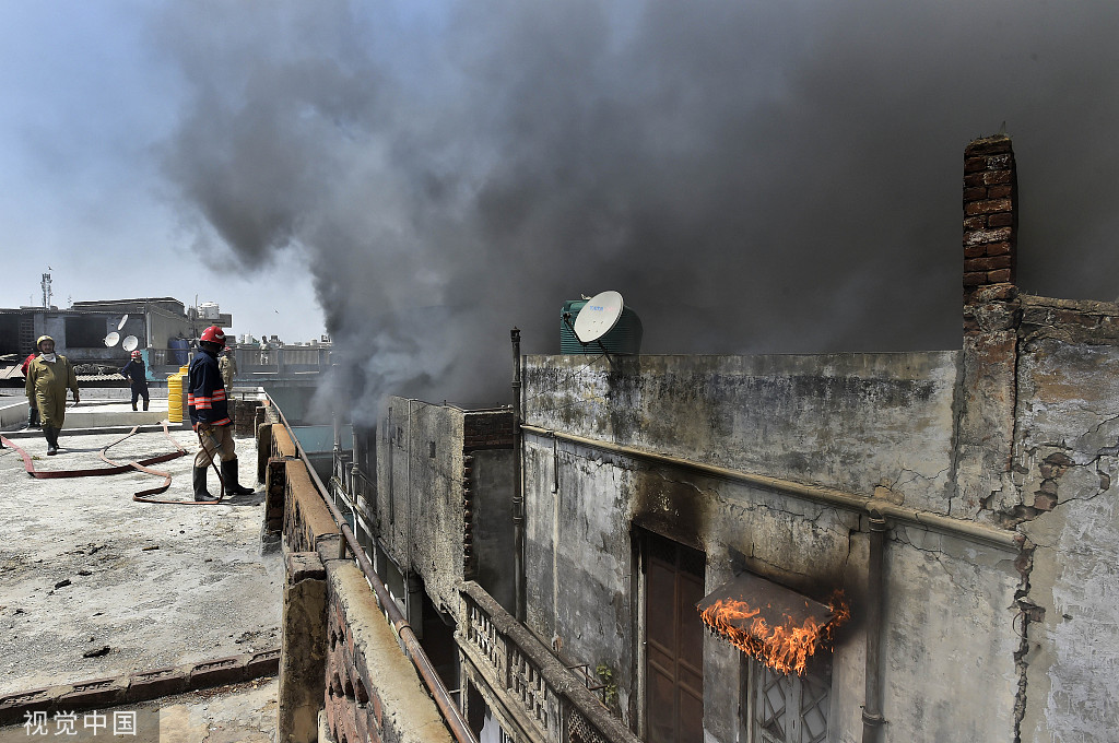 印度新德里一仓库发生火灾 消防员紧急灭火