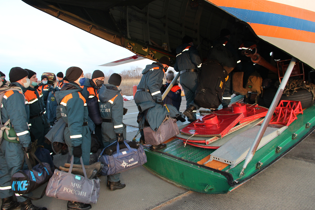 俄罗斯紧急情况部为暴雪灾区提供救援物资