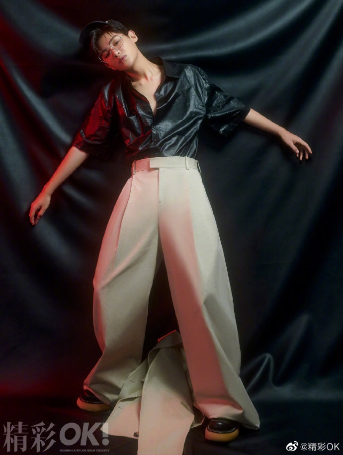 黄明昊黑色唇印妆展露成熟野性一面