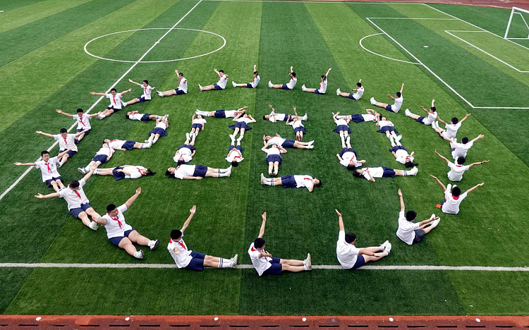 苏州:小学生毕业合影拍摄个性十足