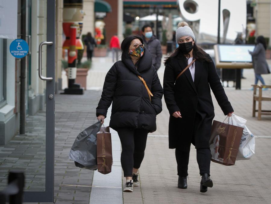 11月14日,在加拿大温哥华,人们戴着口罩逛购物中心新华社发(梁森摄)