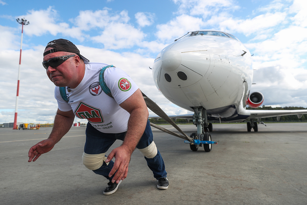 俄罗斯大力士边拉重15吨飞机边吹热水袋 或打破世界记录