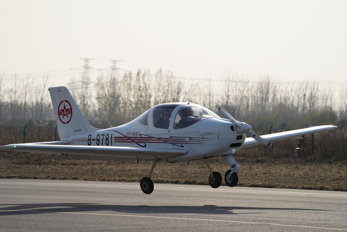 女性飞行员来到北京石佛寺机场参加空中游览飞行活动