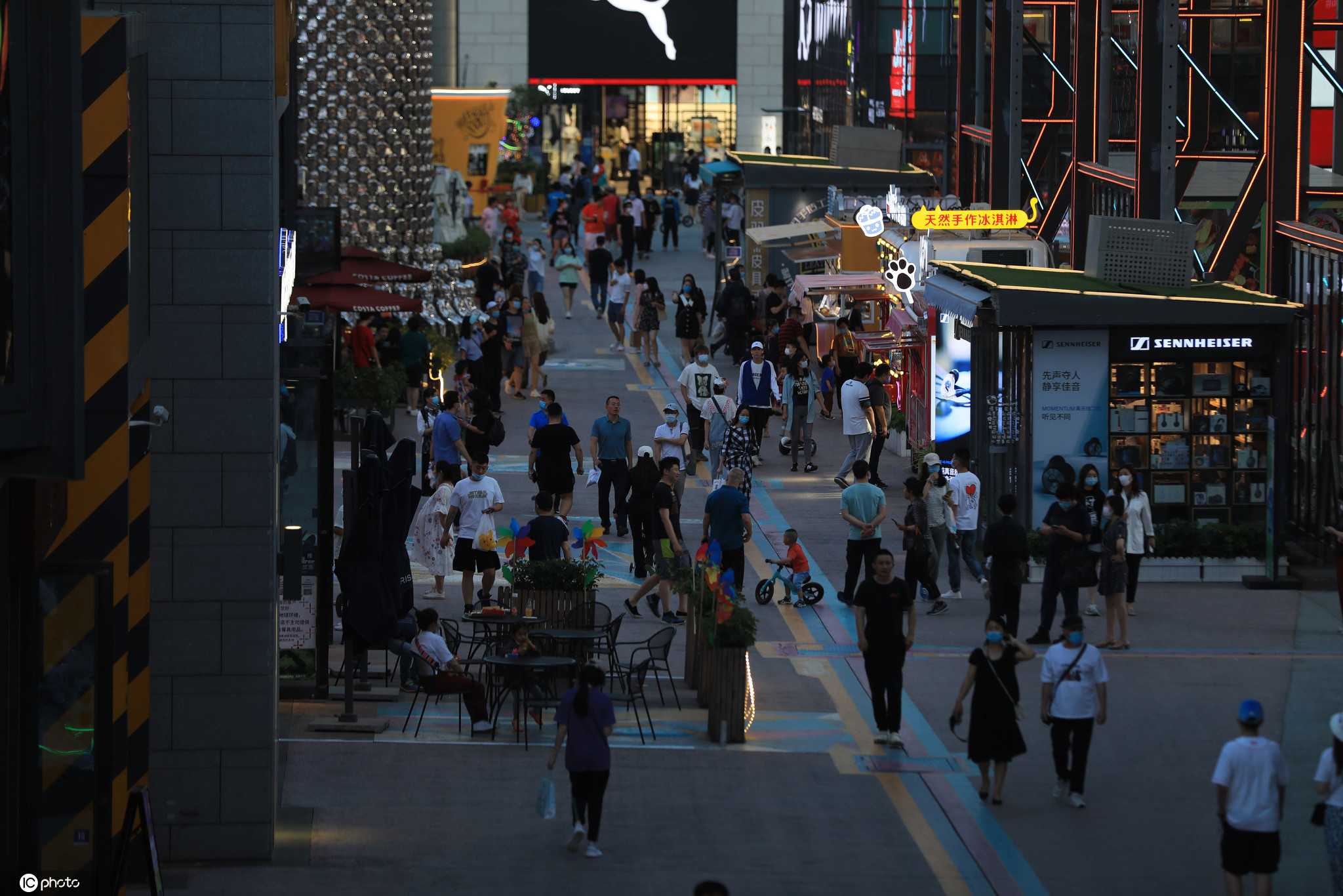 北京小吃一条街排名_北京王府井实在热闹,小吃一条街,人潮涌动,小吃却挺