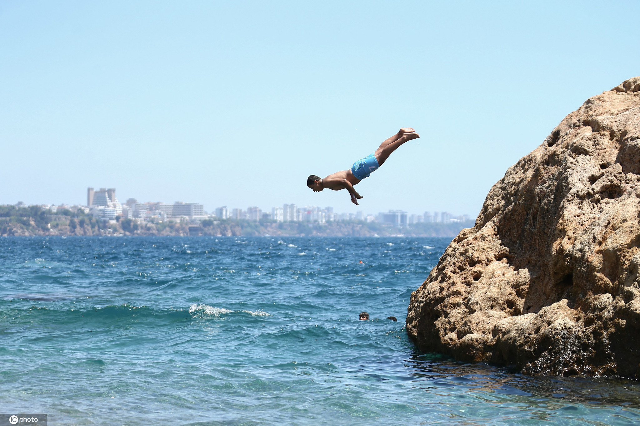 土耳其气温攀升 民众海滩跳水消暑