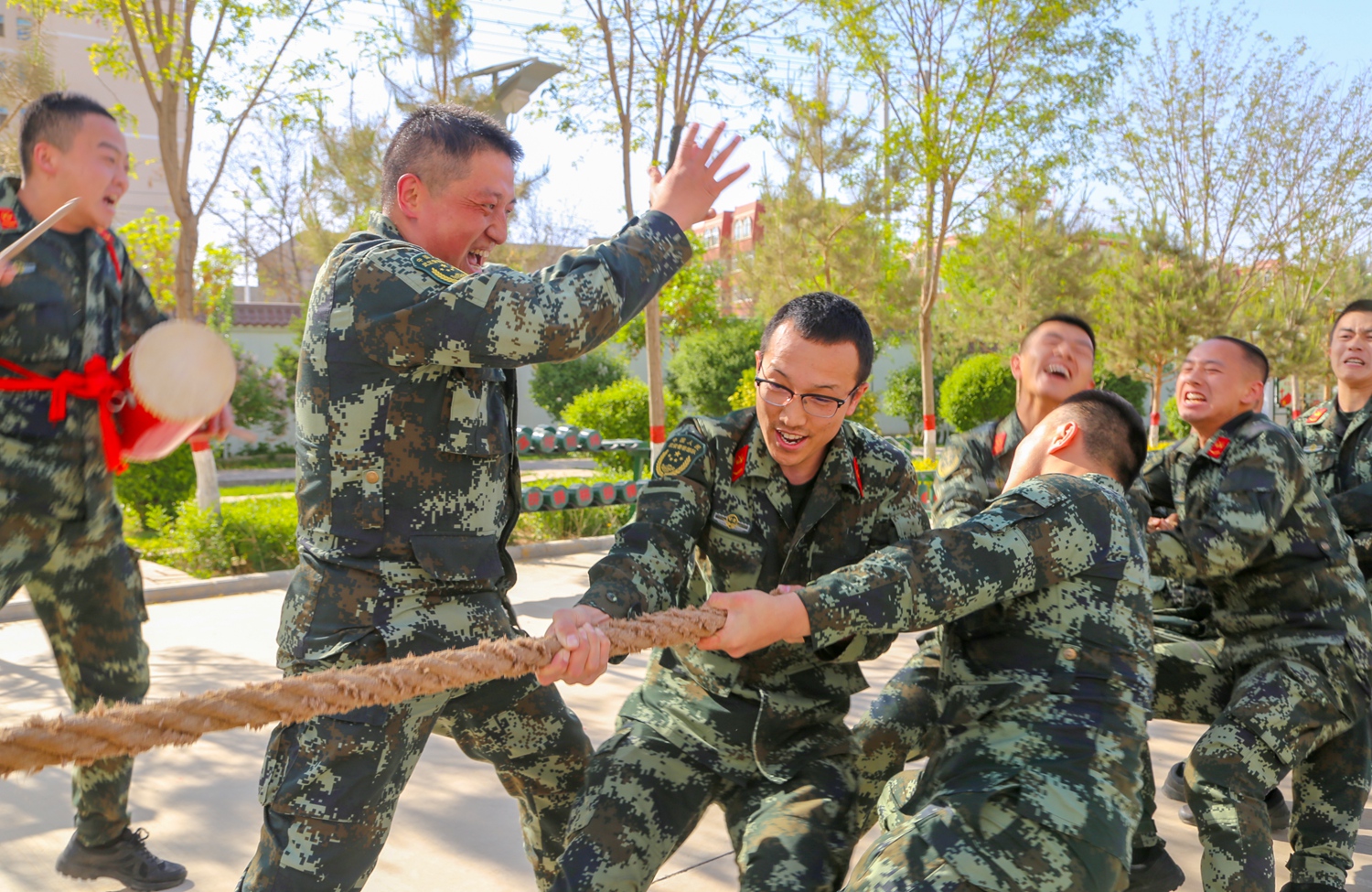 建军93周年武警官兵这样向军旗表白