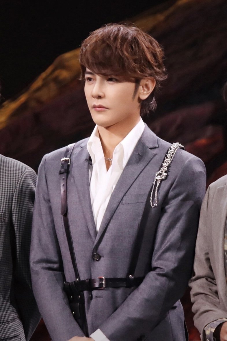 汪东城身着灰色西装亮相 展现完美身材比例!