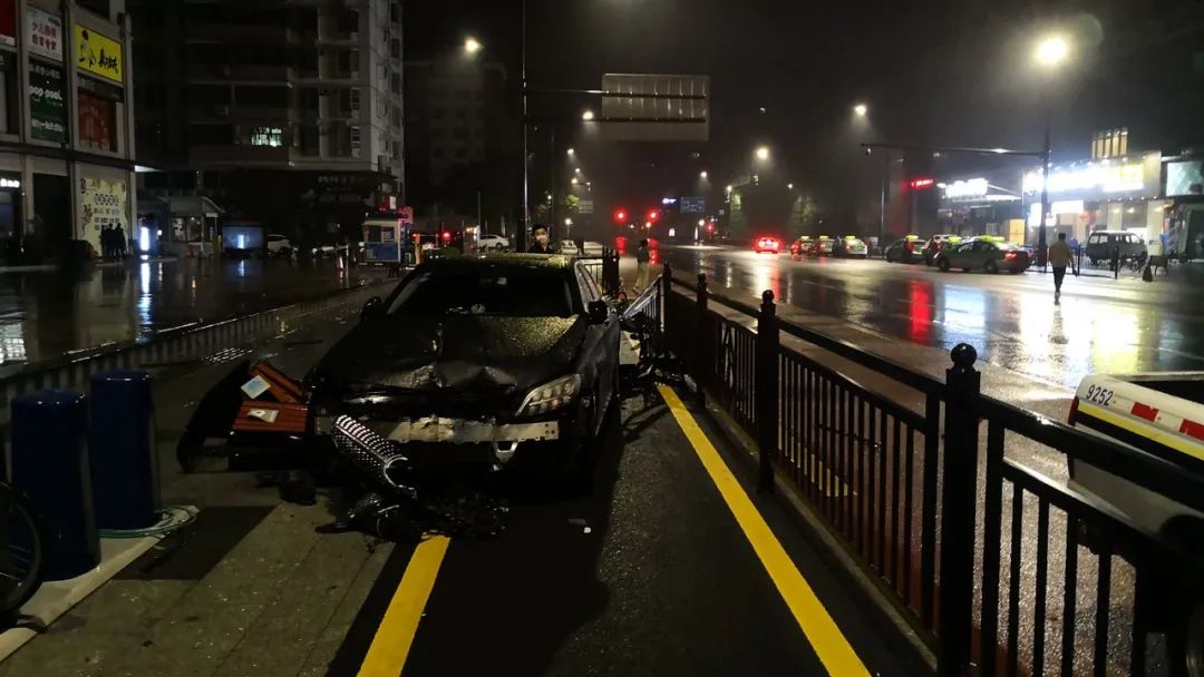 奔驰女司机撞烂护栏雨夜中消失!却惊出ktv一屋子人