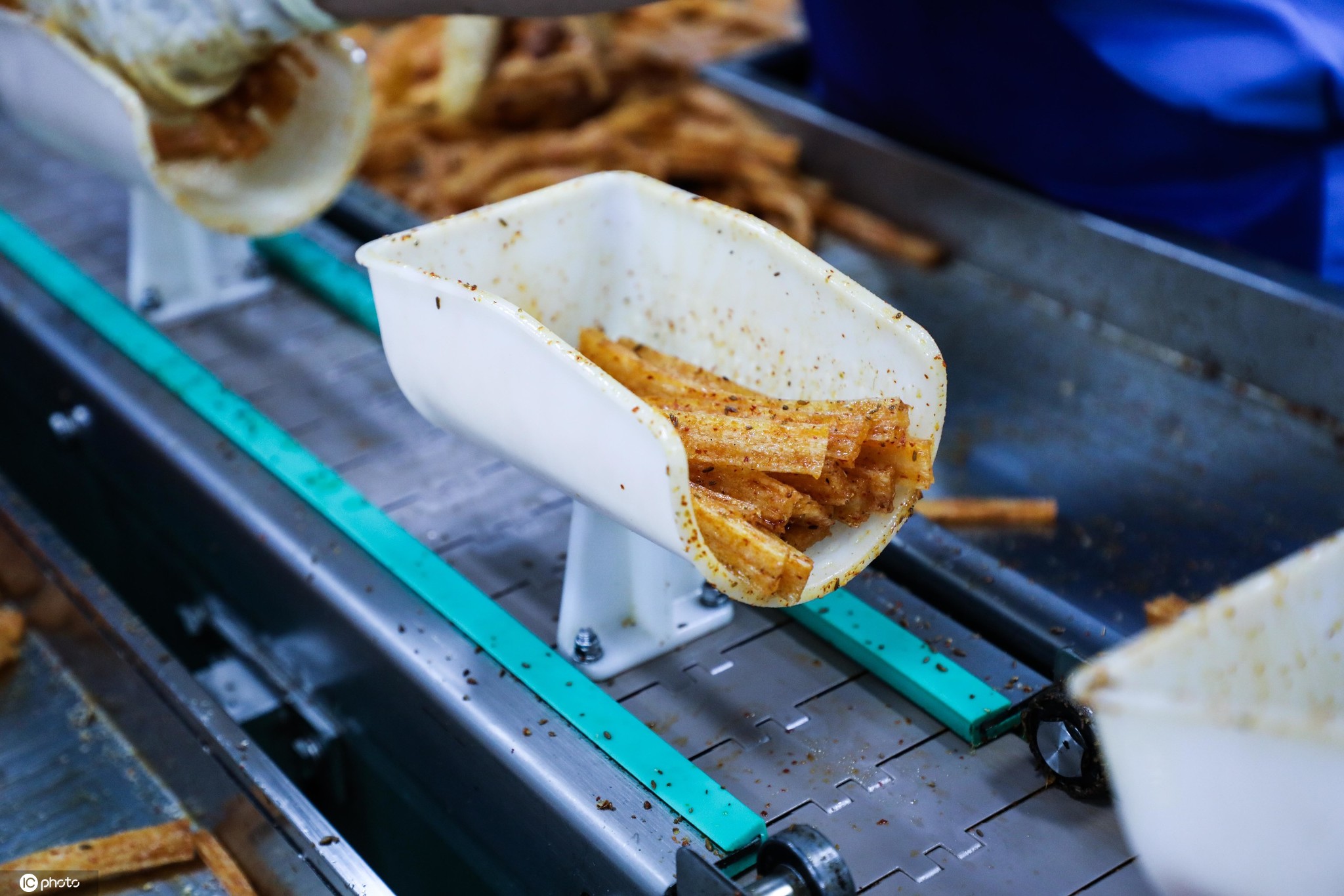 揭秘网红零食辣条制作生产过程