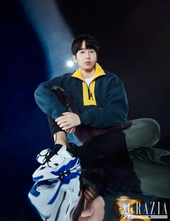 冷调光影映衬下的彭昱畅简约休闲的运动风搭配