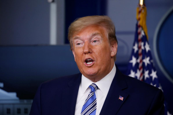 特朗普在19日的白宫例行疫情简报会上，图源外媒