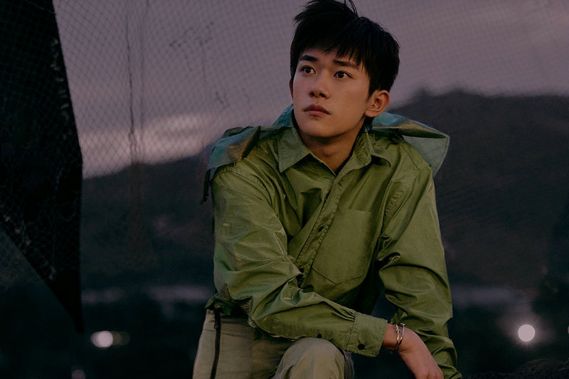 易烊千玺穿风衣荡秋千 清逸俊朗