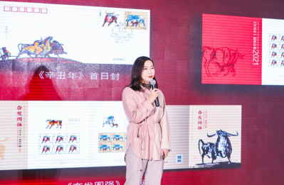 注：中国集邮总公司常规邮品部康羽女士讲解常规邮品