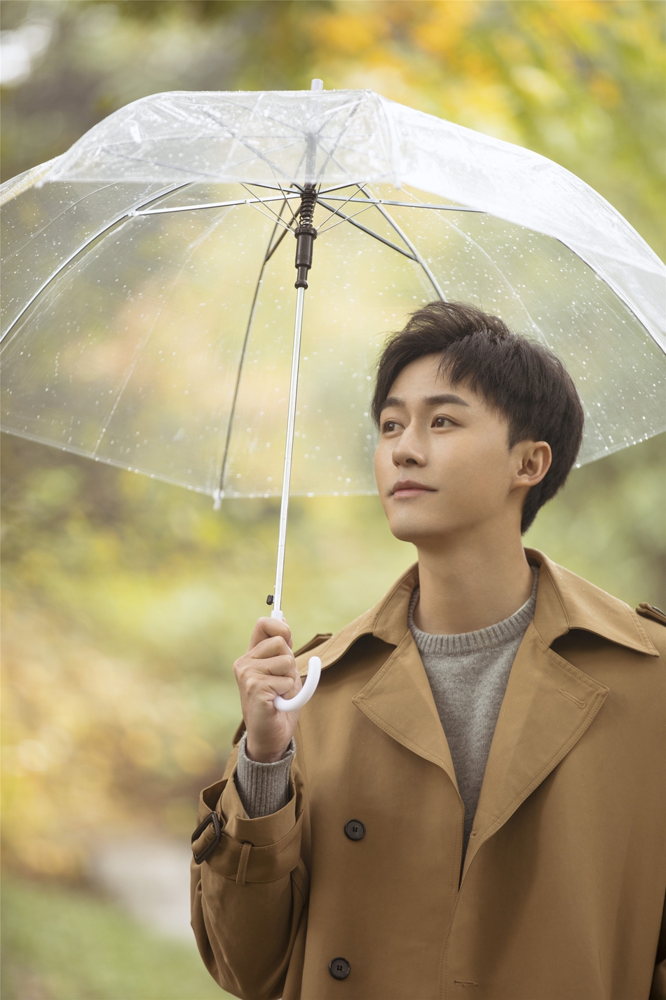 演员付嘉秋日写真曝光风衣造型温暖治愈