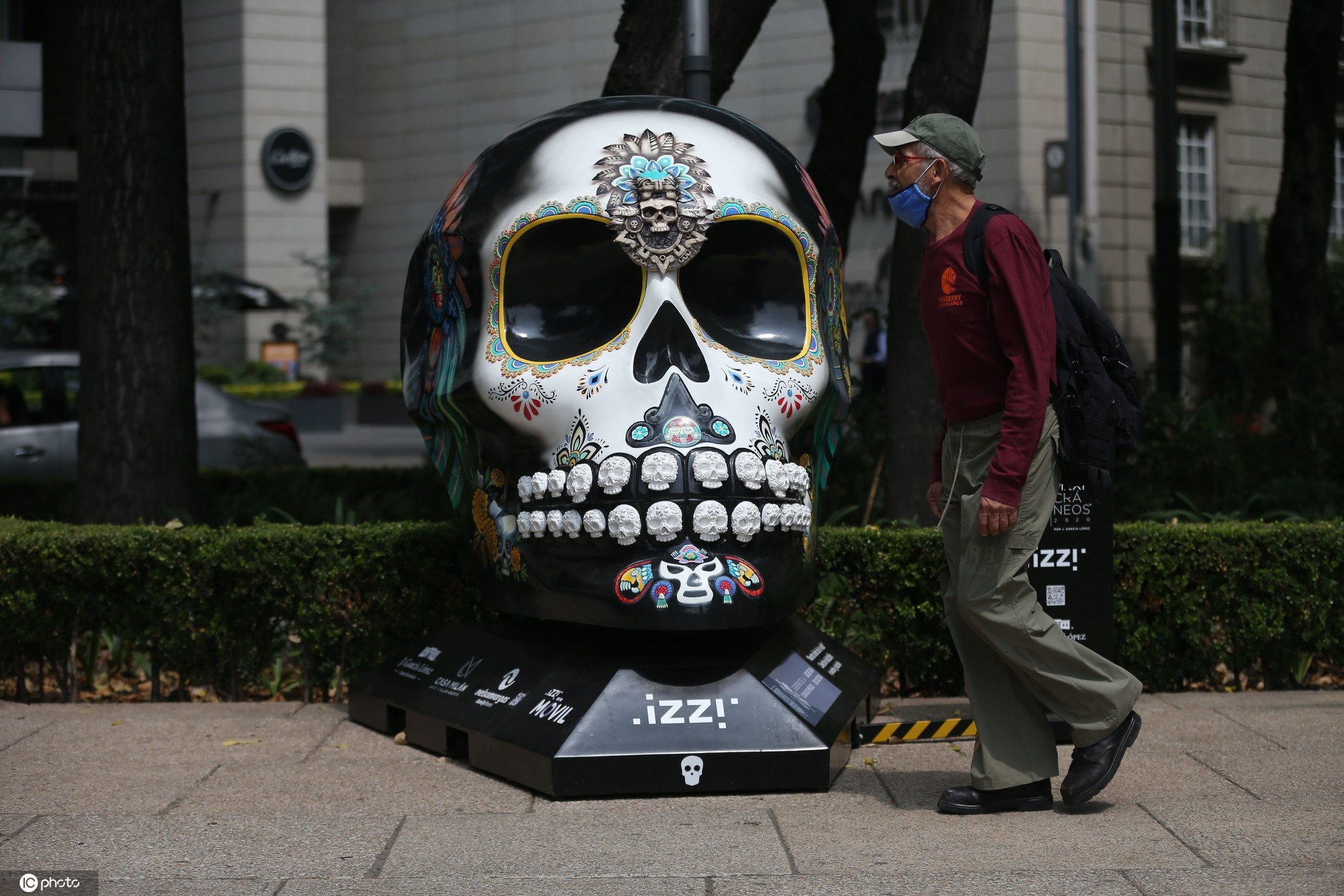 墨西哥亡灵节将至&nbsp;街头"骷髅"雕塑吸睛