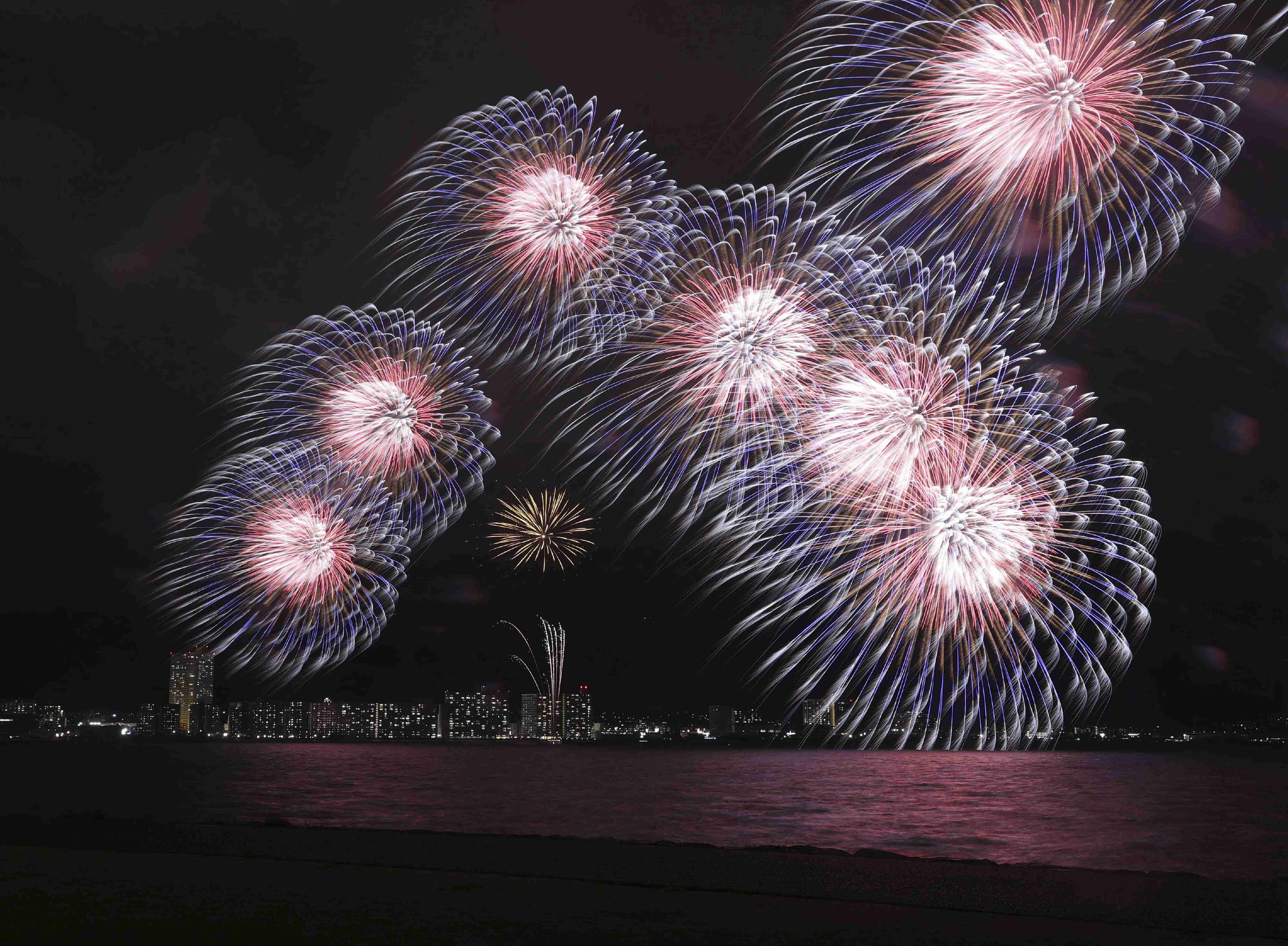 日本舉行琵琶湖煙花大會千發花火點亮夜空