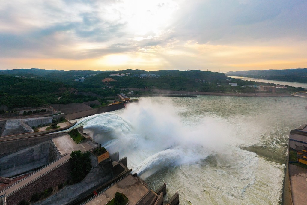 河南洛阳:黄河小浪底水库泄洪 现"巨瀑"飞流奇观