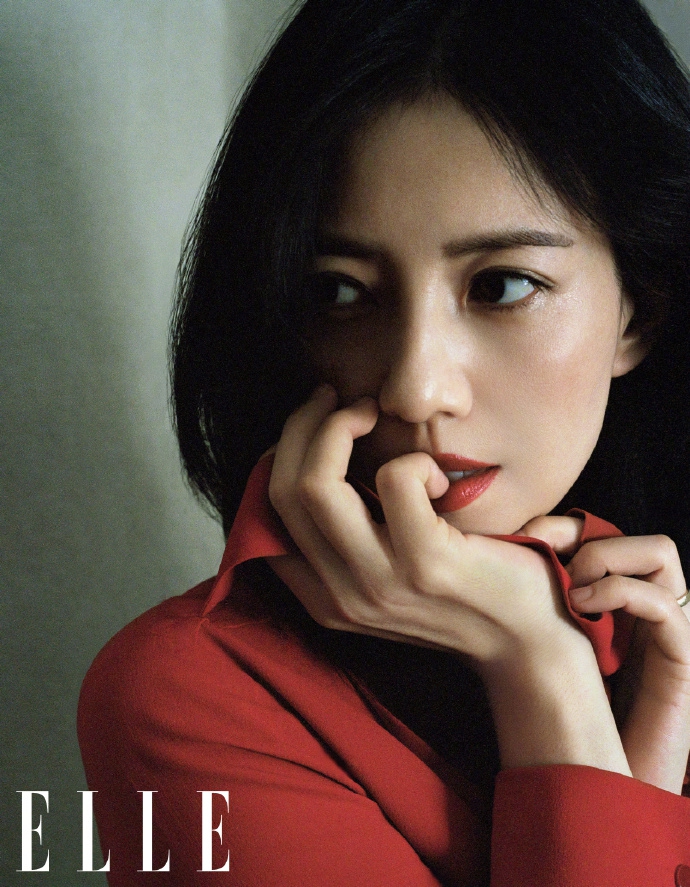 高圆圆产后复出首封小露香肩黑网纱覆面尽显红唇魅惑