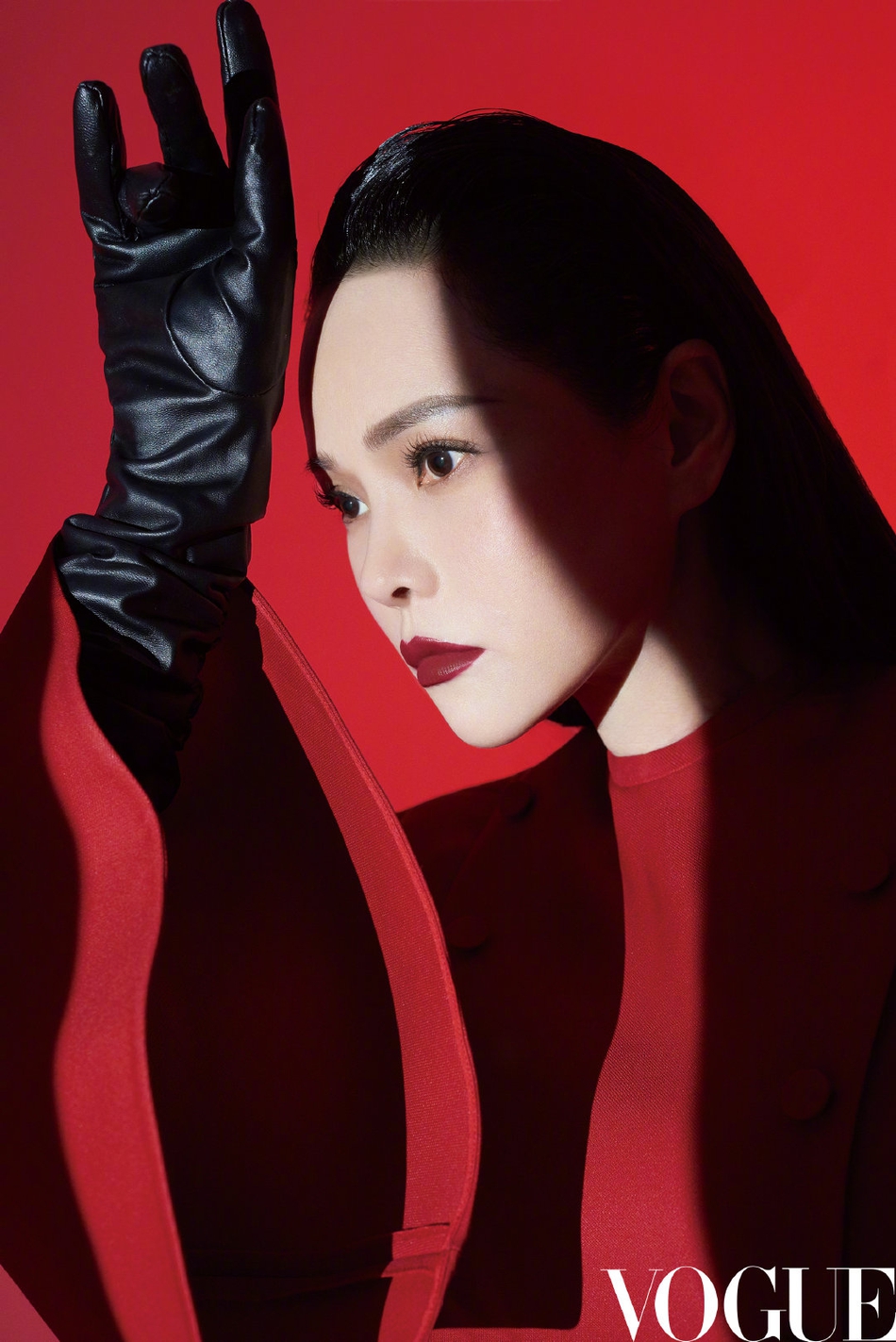 伊能静最新时尚大片曝光 红唇配大背头酷飒十足