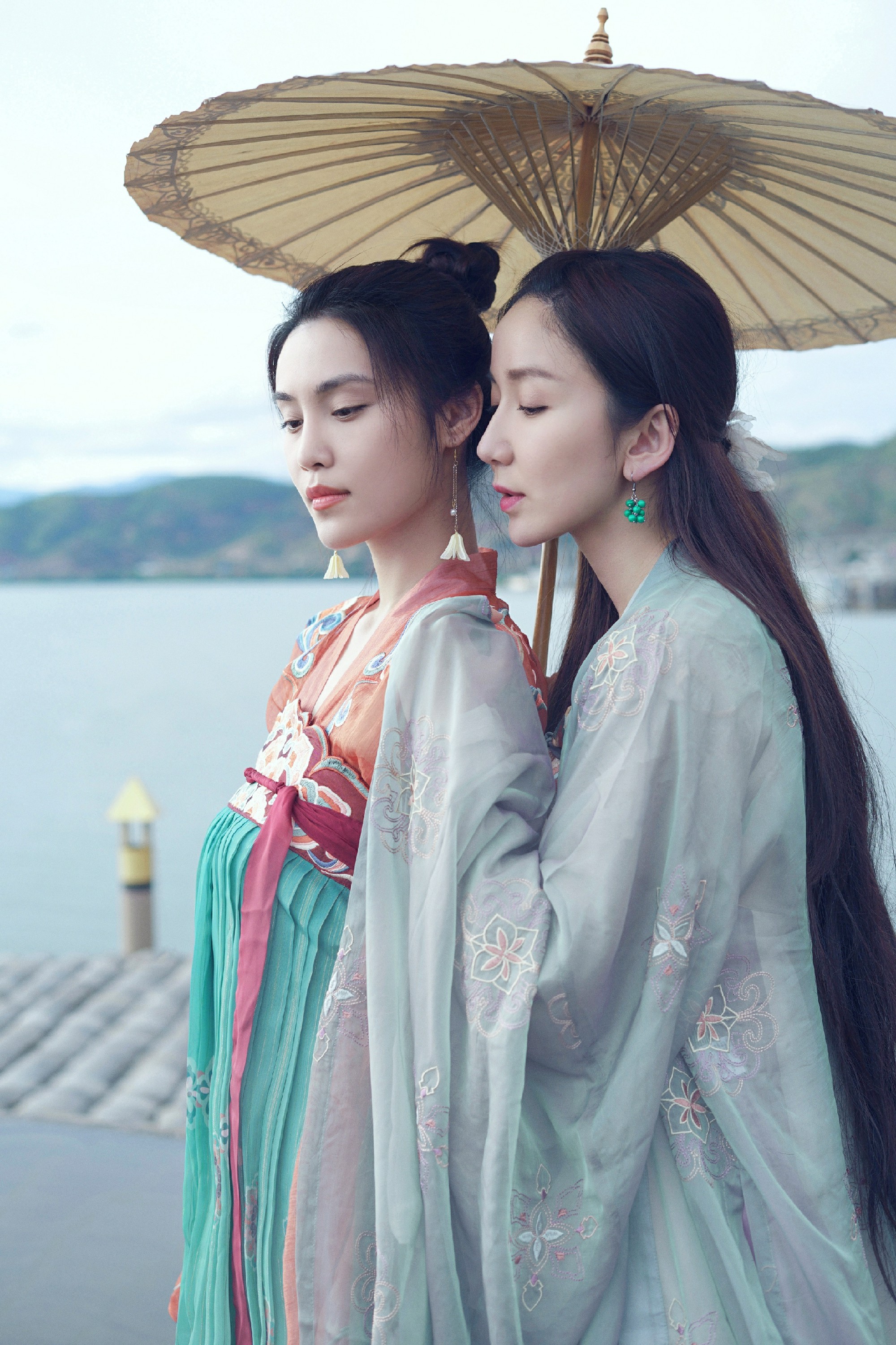 演员韩丹桐在微博上晒出与闺蜜娄艺潇的旅拍写真,照片中两人置身古镇