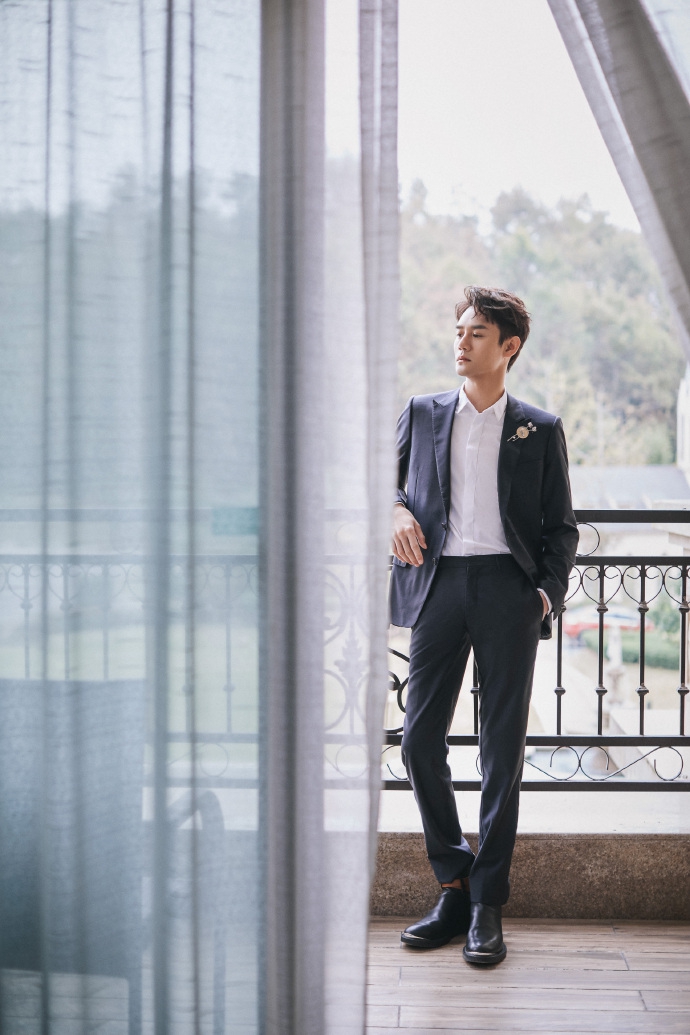 王凯获文荣奖最佳男主发文感谢西装革履秀笔挺身材