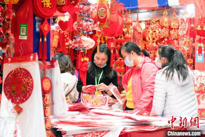 广西梧州春节近年味浓年货一条街迎来销售旺季