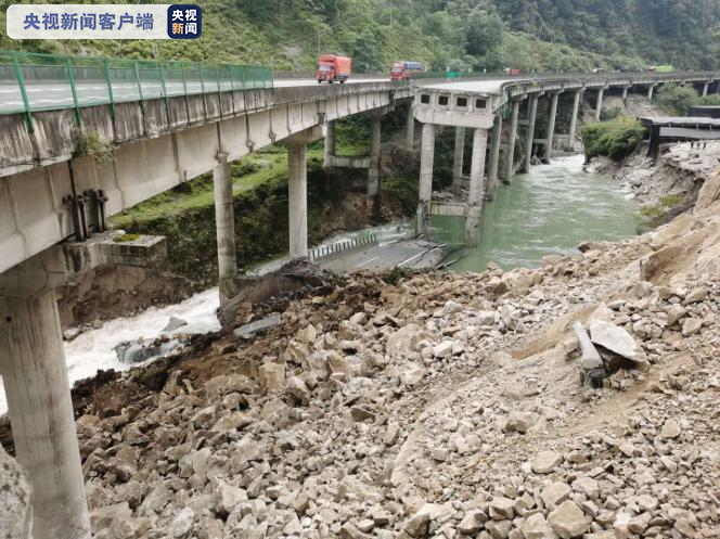 矮寨大桥坍塌事故图片