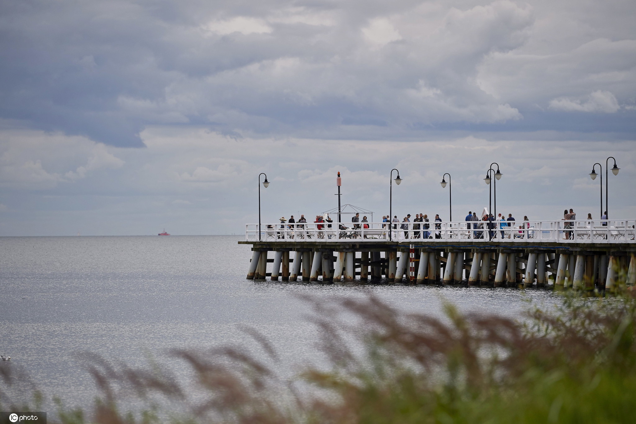 波兰格丁尼亚暑热来袭 民众享受清凉沙滩