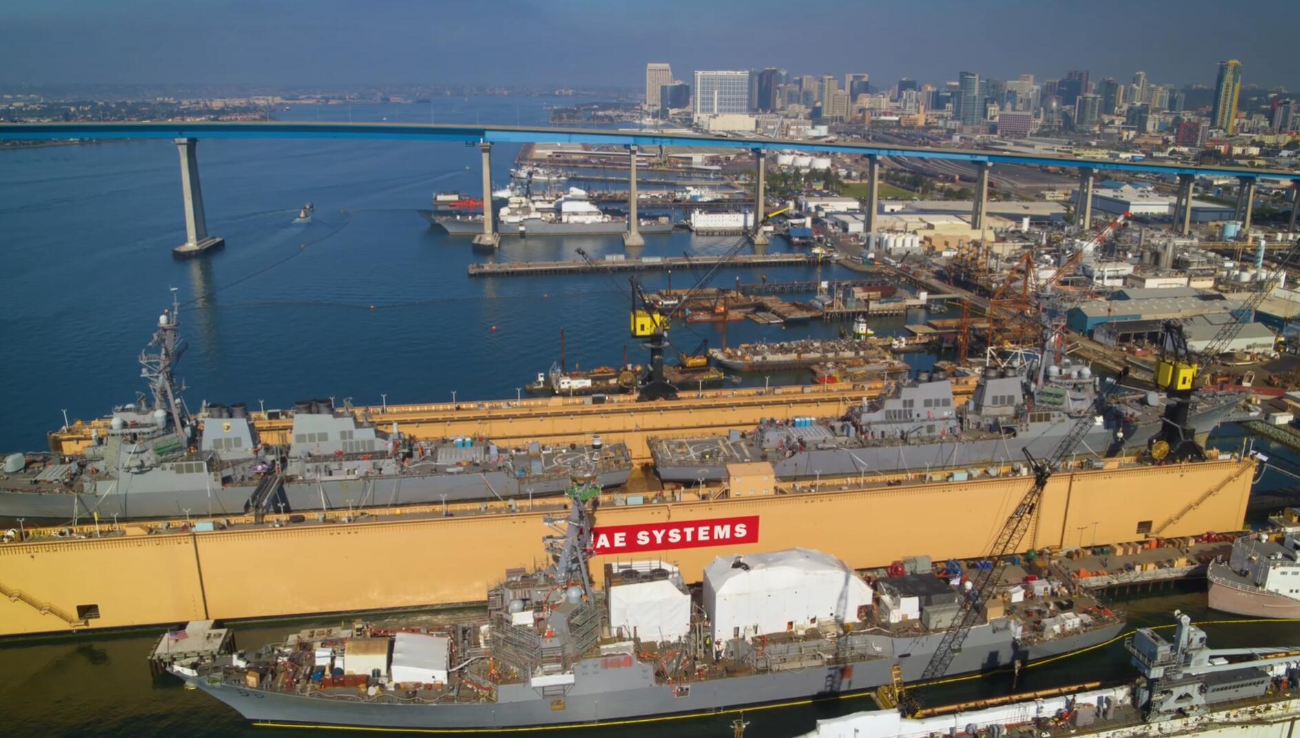 浮船坞排水后,两艘美军求逐渐被抬出水面.