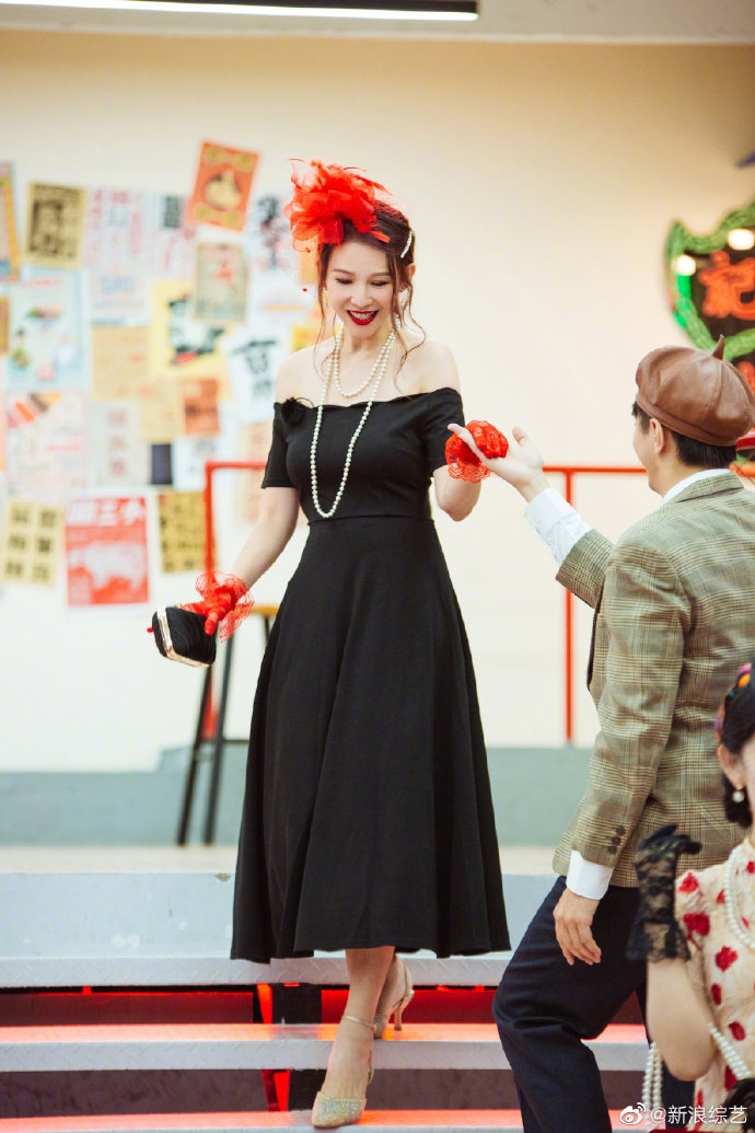蔡少芬穿黑色抹胸连衣裙秀香肩 戴红色羽毛礼帽典雅复古