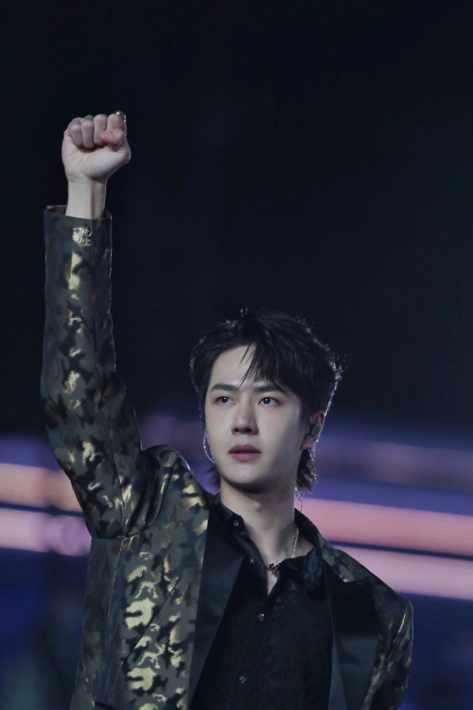 王一博金色暗纹西服华丽有型