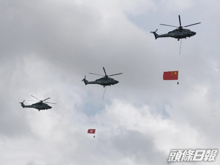 升旗仪式在金紫荆广场举行（图源：香港《头条日报》）