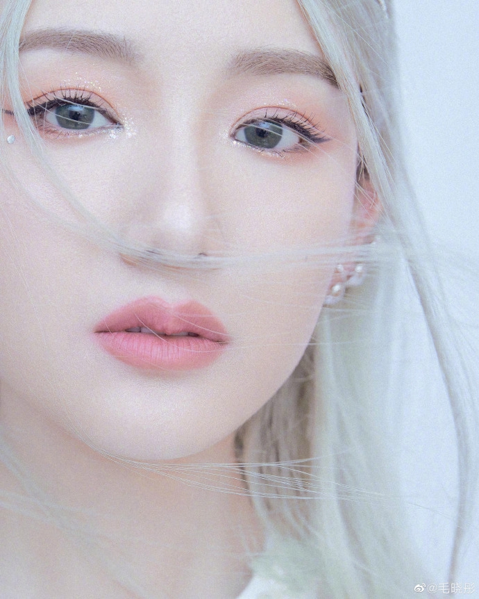 毛晓彤二次元银发造型曝光 气质冷艳似仙子