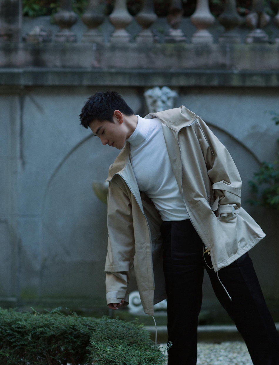 杨洋亮相巴黎时装周 夹克造型俊逸明朗