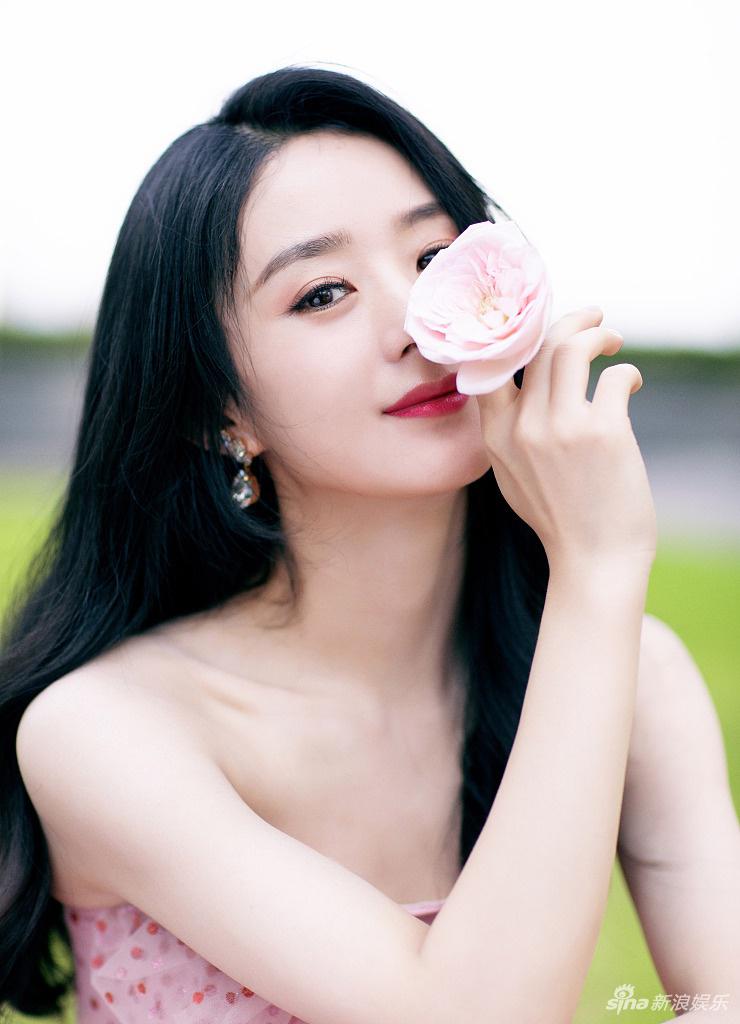 赵丽颖穿粉色波点裙温柔可爱 手拿鲜花人比花娇