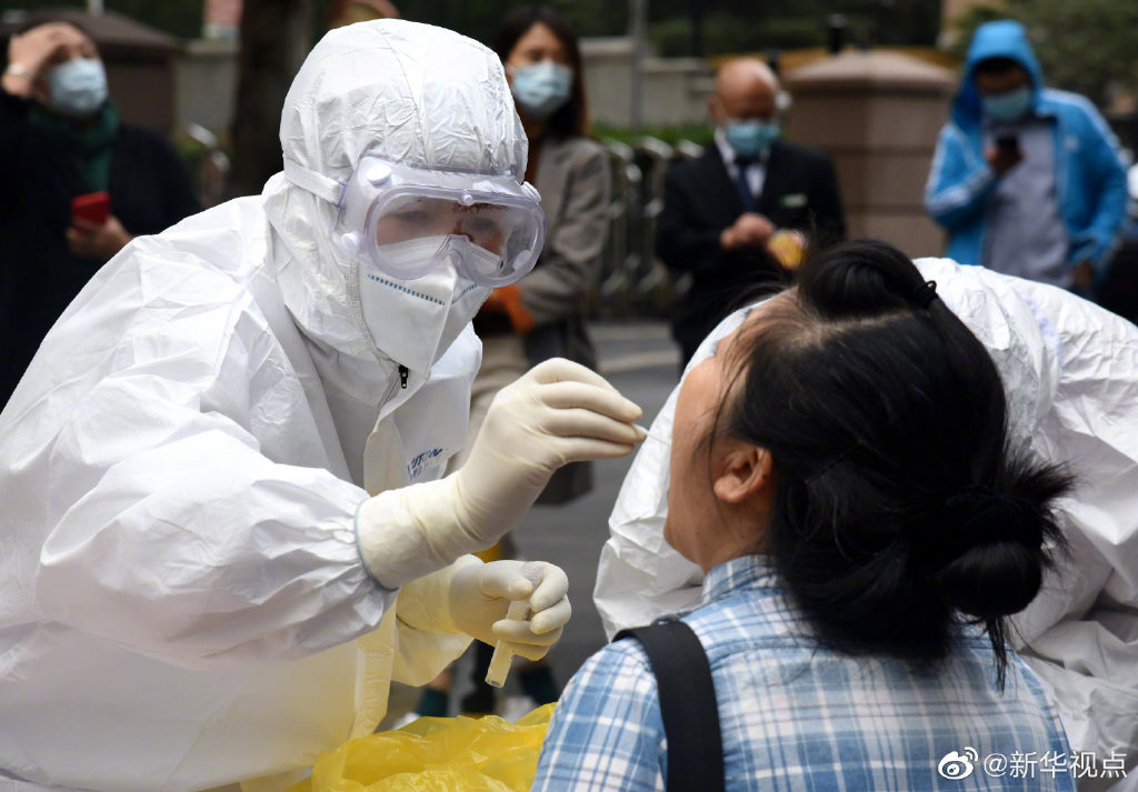 现场青岛开展全员核酸检测排队市民均戴口罩须持身份证