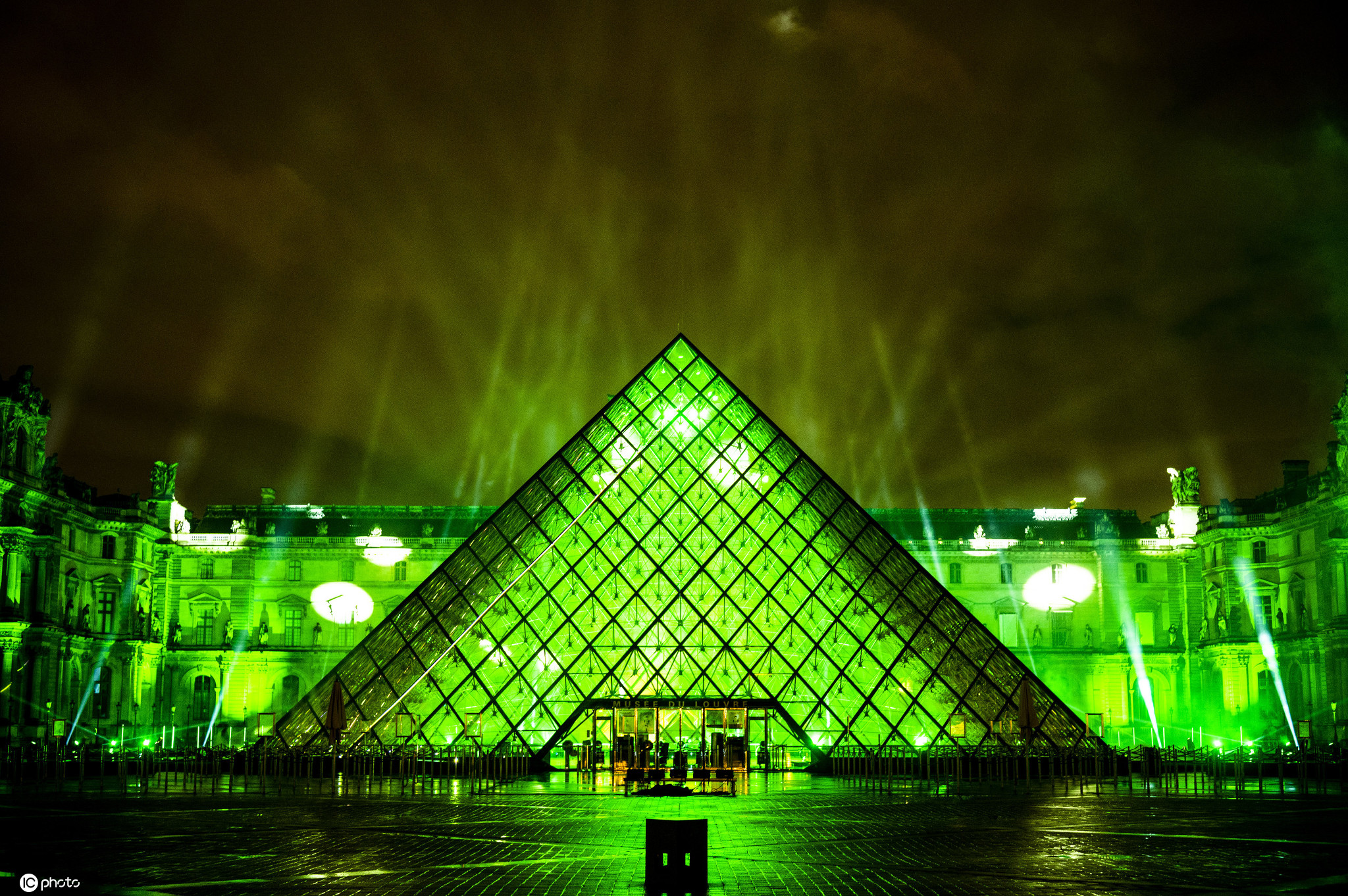 五光十色绚烂夺目!法国卢浮宫举行迎新年亮灯活动