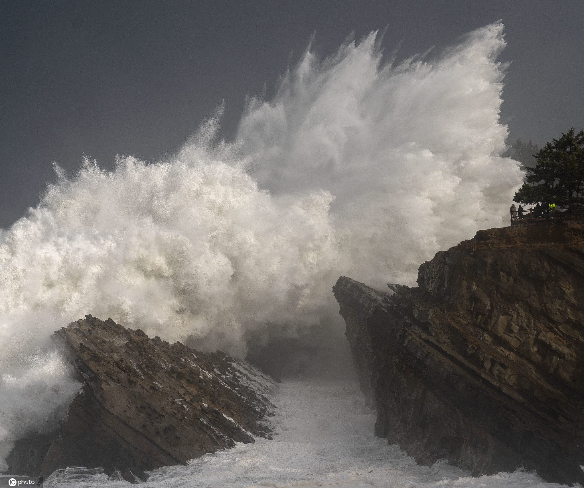 美国俄勒冈州巨浪滔天&nbsp;彩虹与海浪交相辉映