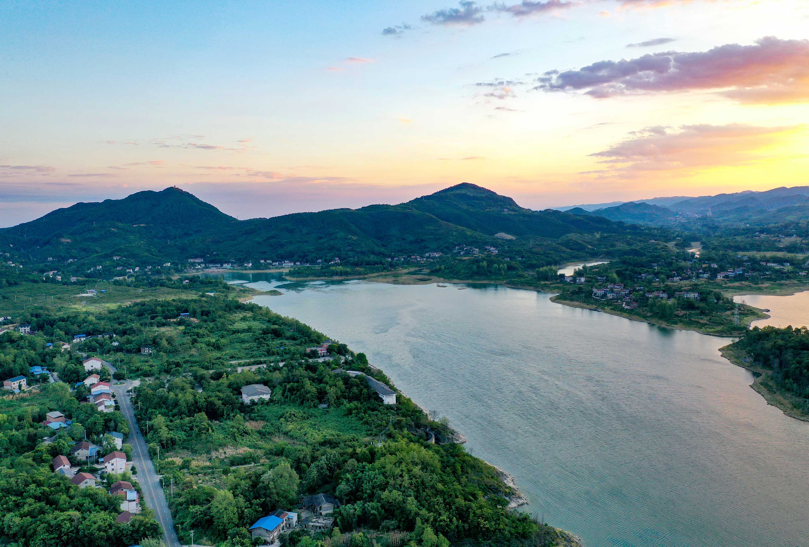 初秋时节 四川华蓥天池湖水清岸绿天池美
