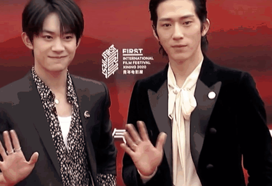 易烊千玺井柏然雨中撑伞走红毯帅气同框挥手动作神同步