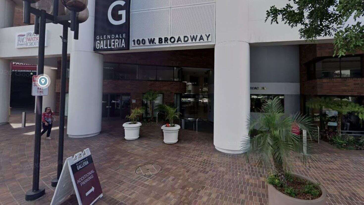 加州餐厅不允许堂食 商家把桌椅搬到了停车场