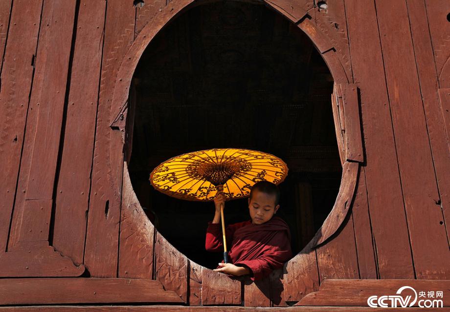 缅甸小沙弥在200年历史寺庙中修行 与家人隔绝生活简单