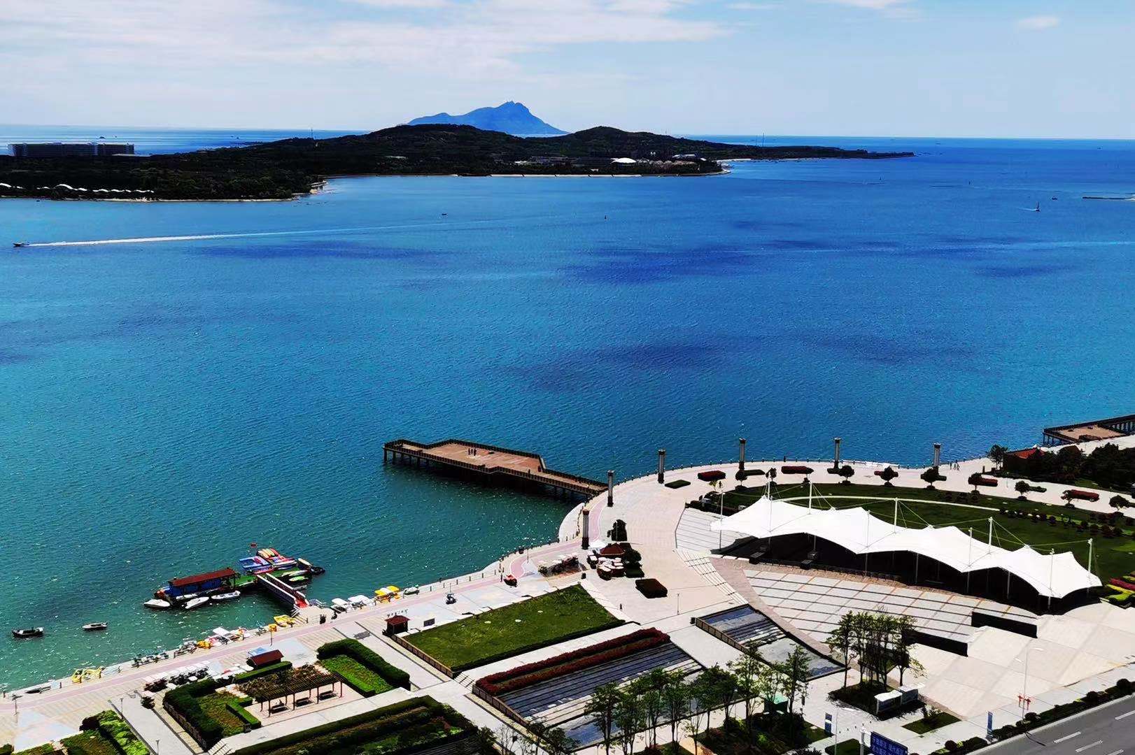 山东青岛:雨后唐岛湾海面现奇特色彩