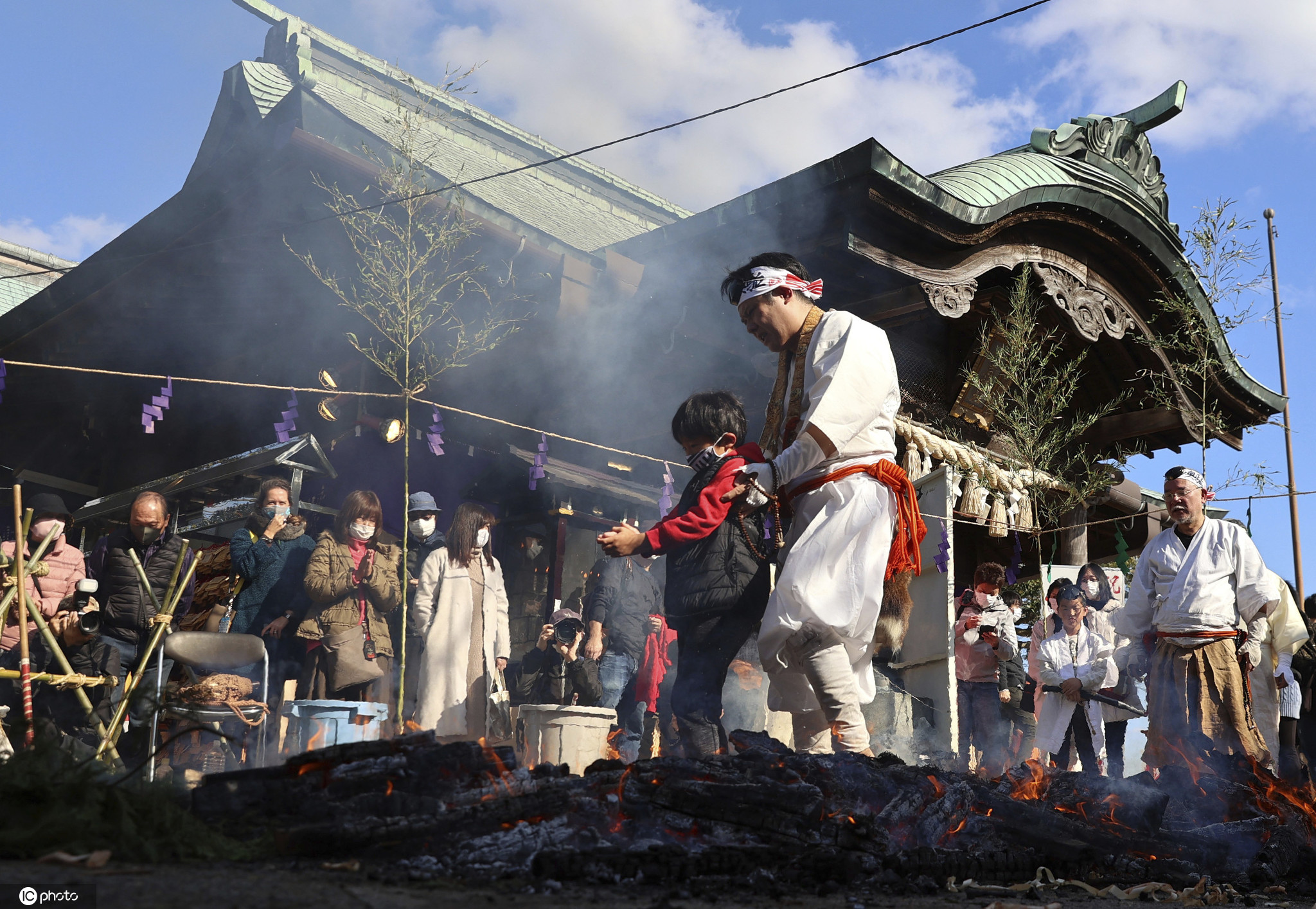 日本举办传统火供 民众赤脚踩烟灰祈祷新年健康