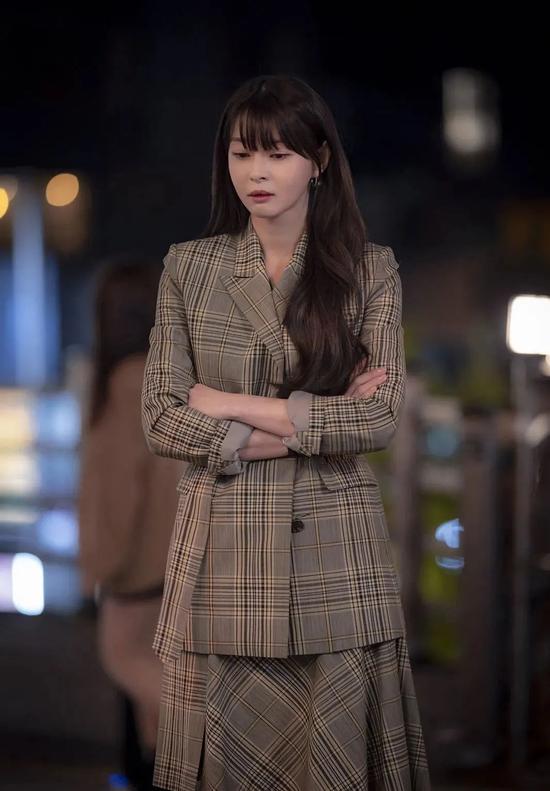 陈数 《梨泰院class》权娜拉花式穿西装,演讲压得住大场子,下了班也能