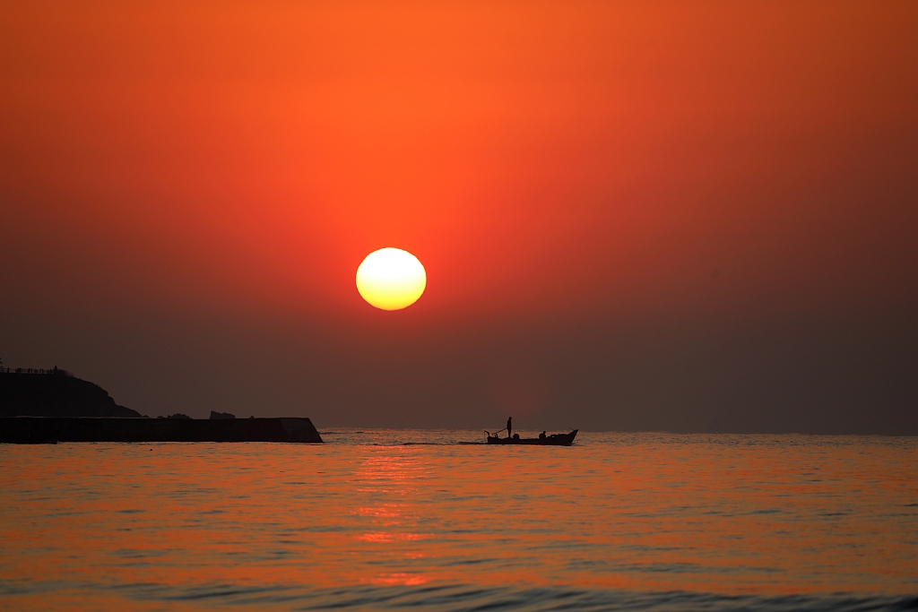 山东青岛:朝霞映红海面